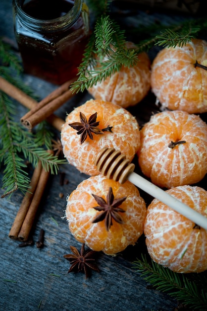 mandarini sbucciati, spezie e rami di alberi di Natale