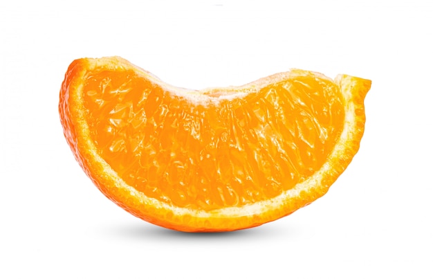 Mandarino arancio della fetta isolato su profondità di campo bianca di background.full