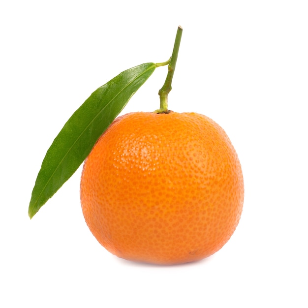Mandarino arancione con foglia verde isolato su sfondo bianco