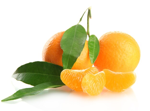 Mandarino dolce maturo con foglie, su bianco