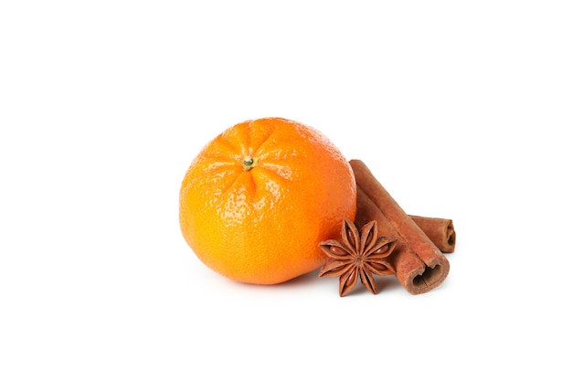 Mandarino e cannella isolati su sfondo bianco