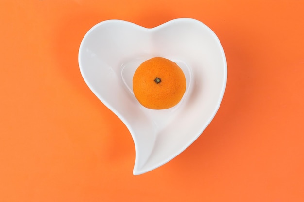 Mandarino Frutta fetta metà su fondo piatto hart forma arancione