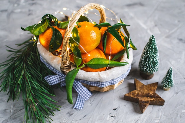 Mandarino in legno con foglie e luci,