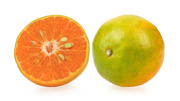 Mandarino isolato su sfondo bianco