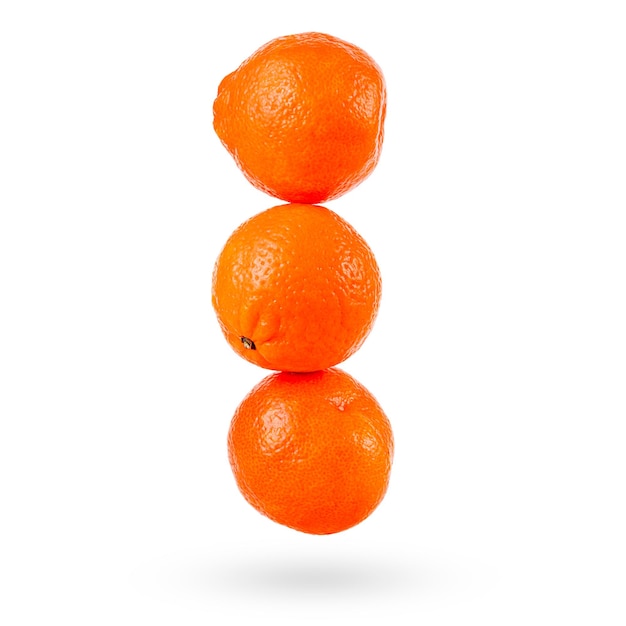 Mandarino o clementina isolato su sfondo bianco