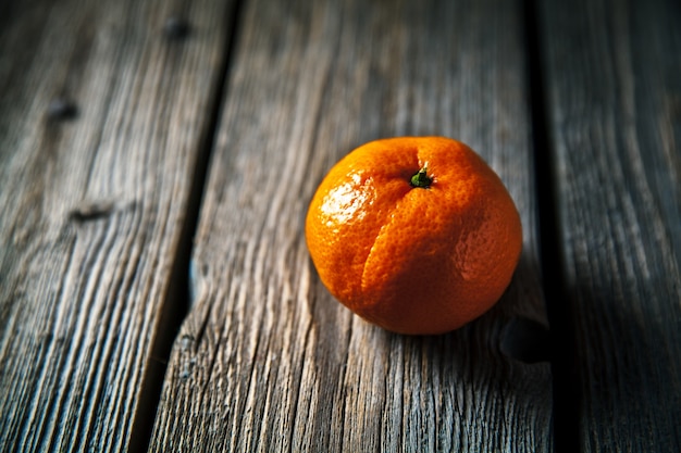 Mandarino su uno sfondo di legno. frutta fresca. cibo salutare