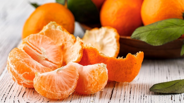 Mandarino succoso e fresco su un tavolo di legno bianco Frutta fresca