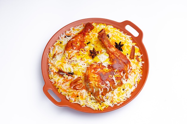 Mandi Chicken biryani pollo indiano biryani con riso basmati e guarnito con spezie