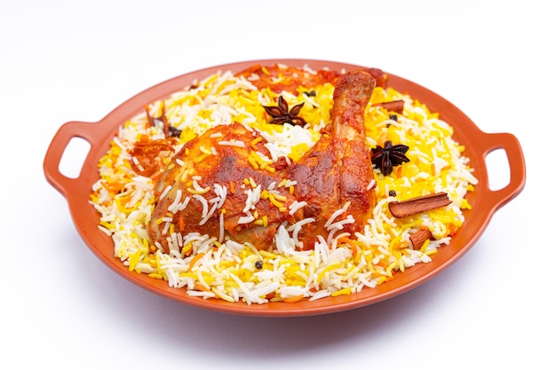 Mandi Chicken biryani pollo indiano biryani con riso basmati e guarnito con spezie