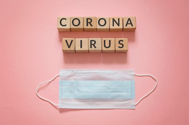 Mandi un sms a Coronavirus di frase sui cubi di legno sul rosa