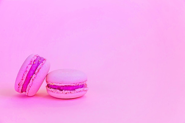 Mandorla dolce colorato unicorno rosa macaron o torta da dessert amaretto isolato su rosa pastello alla moda b...