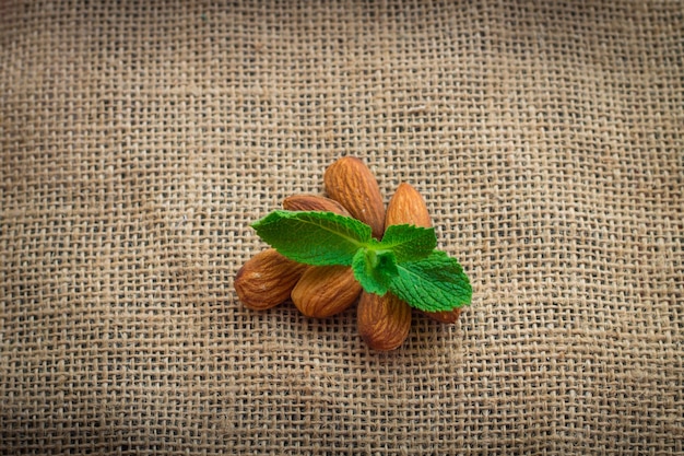 Mandorle alla menta su fondo di saccheggio