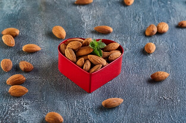 Mandorle in rosso sotto forma di un cuore, concetto per San Valentino