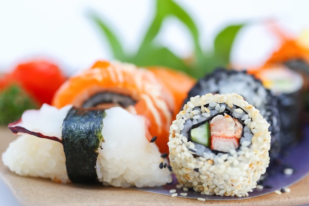 Maneggiare il rotolo di sushi con le bacchette.