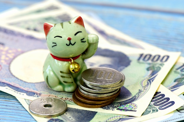 Maneki-neko, il gatto fortunato e il denaro giapponese.