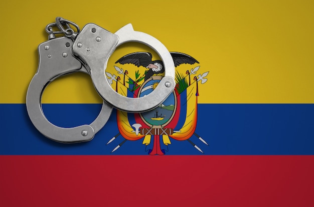 Manette bandiera e polizia dell'Ecuador. Il concetto di criminalità e reati nel paese