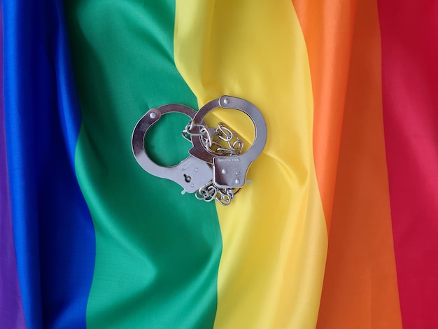 Manette e bandiera gay arrestano gay e lesbiche