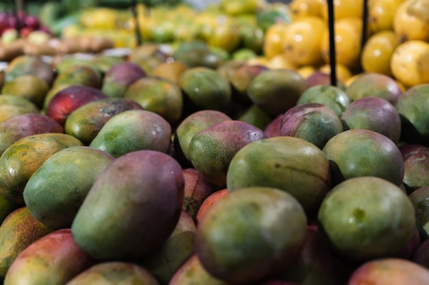 Manghi freschi al supermercato Ortaggi e frutta esposti a scelta del consumatore