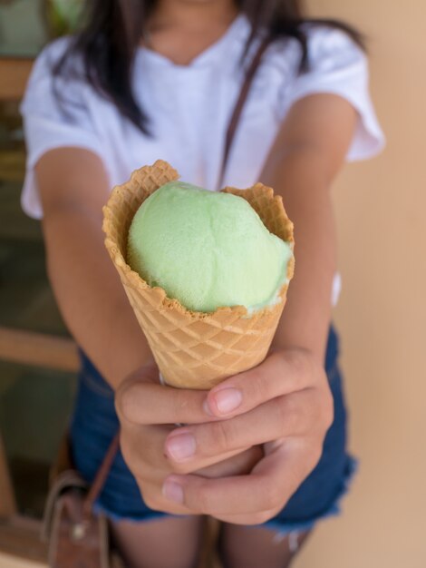 Mangia il cono gelato al tè verde