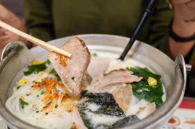 Mangia il ramen tonkotsu