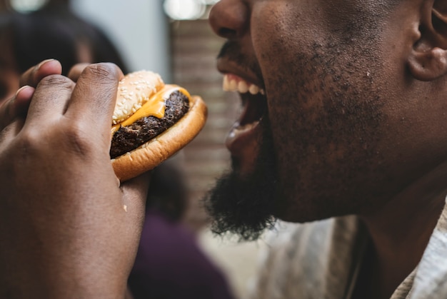 Mangia un grande hamburger