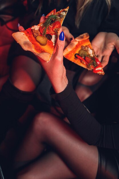 Mangiare cibo primo piano di persone mani prendendo fette di Pepperoni Pizza gruppo di amici che condividono la pizza insieme Fast Food amicizia tempo libero stile di vita