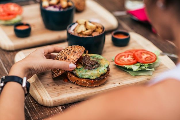 Mangiare hamburger vegetariano.