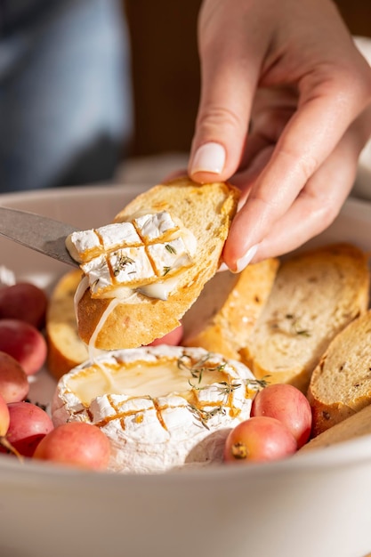 Mangiare il brie nudo con il pane