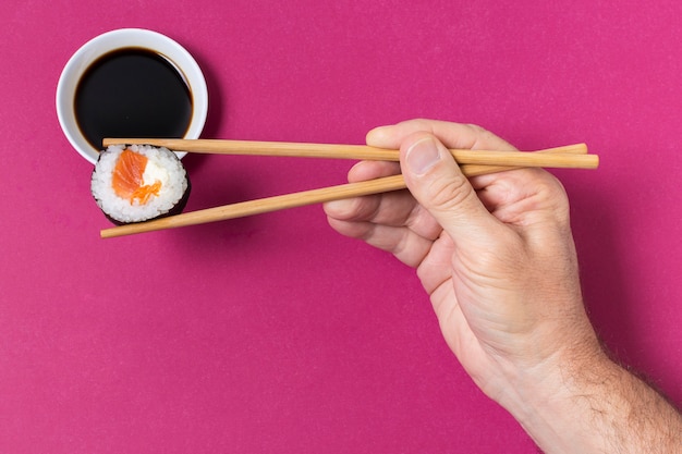 Mangiare il processo di sushi