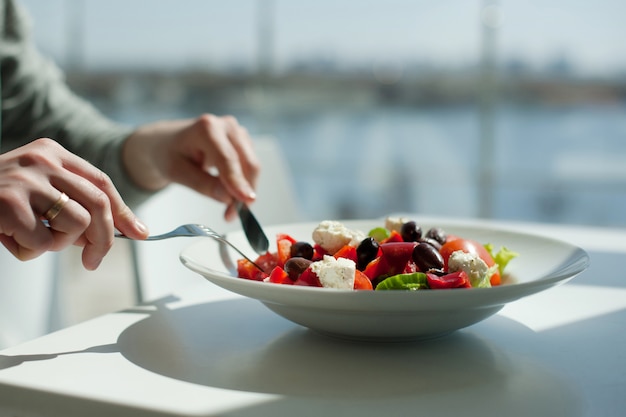 mangiare insalata fresca e salutare