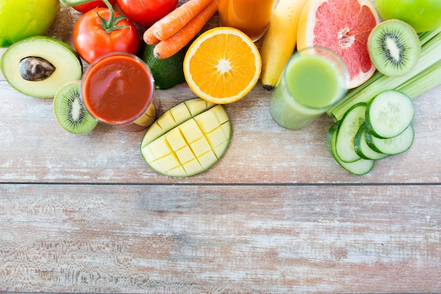mangiare sano, cibo e concetto di dieta - primo piano di un bicchiere di succo fresco e frutta sul tavolo
