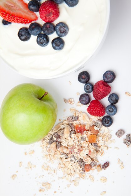 Mangiare sano con frutta e cereali