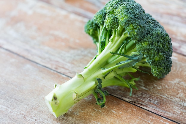 mangiare sano, dieta, cibo vegetariano e concetto culinario - primo piano di broccoli su tavola di legno