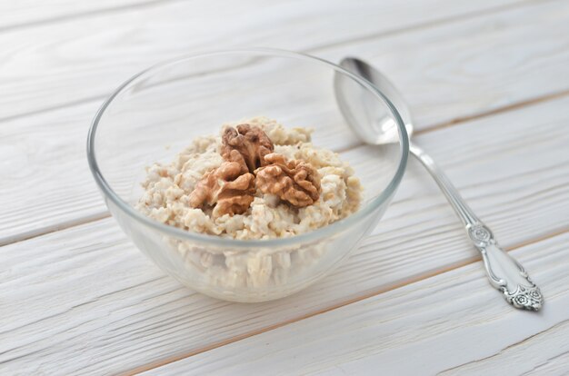 Mangiare sano giusto. Farina d'avena con noci