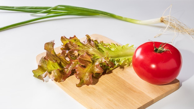 Mangiare sano Salata di pomodoro e cipolla verde su sfondo bianco