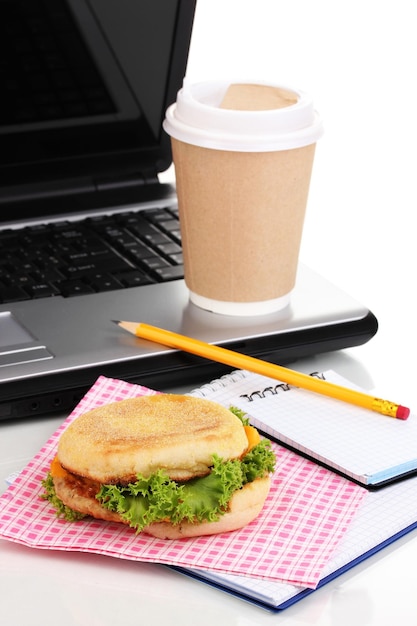 Mangiare sul posto di lavoro vicino al laptop