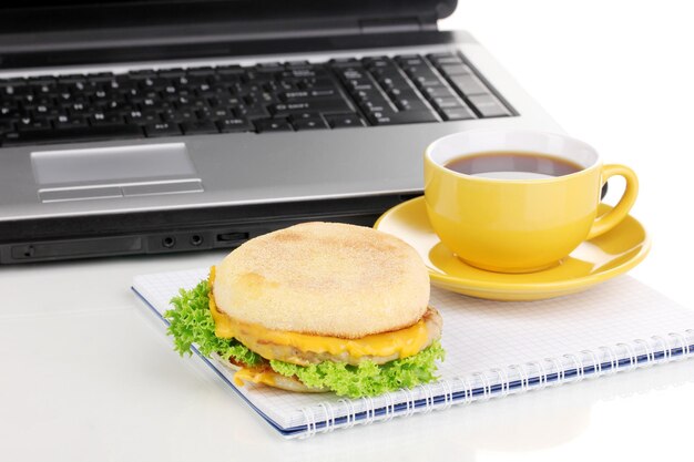 Mangiare sul posto di lavoro vicino al laptop