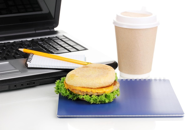 Mangiare sul posto di lavoro vicino al laptop