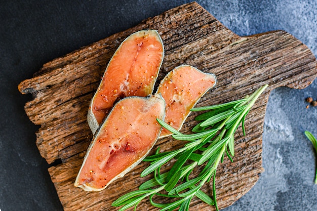 Mangime per pesci crudo dei frutti di mare del pezzo crudo della bistecca di color salmone