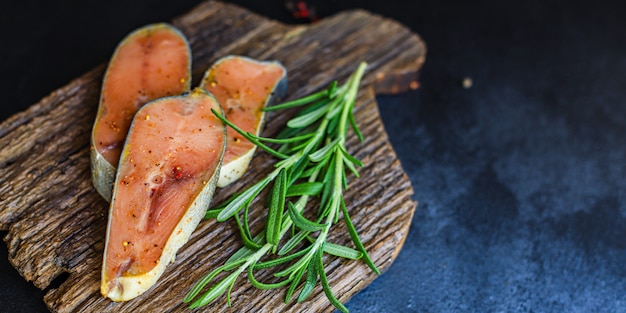 Mangime per pesci crudo dei frutti di mare del pezzo crudo della bistecca di color salmone