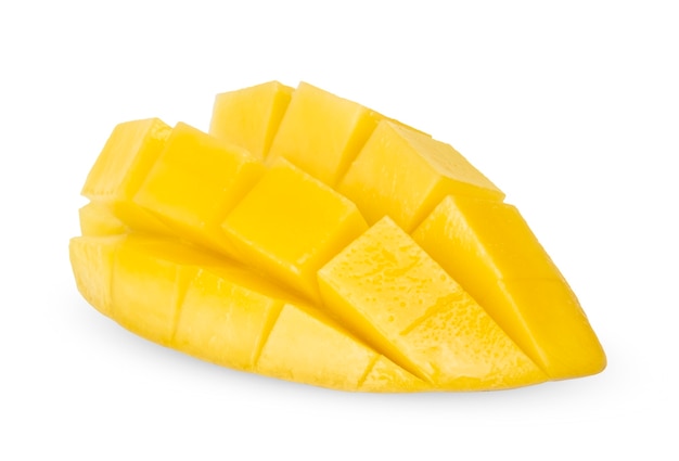 Mango a fette di frutta isolato su bianco