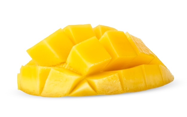 Mango a fette di frutta isolato su bianco