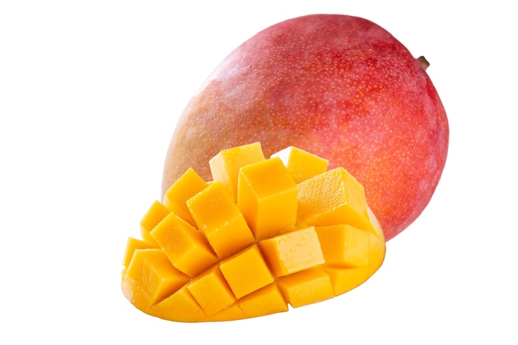 Foto mango affettato succoso isolato su bianco
