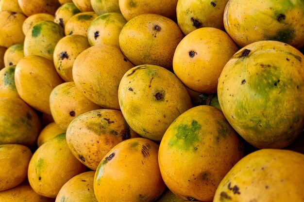 Mango affettato succoso maturo fresco su un fondo bianco, isolato, primo piano