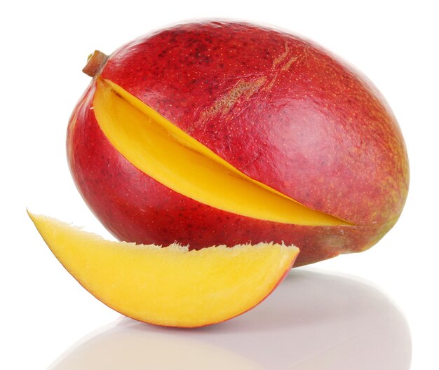 Mango appetitoso maturo isolato su bianco