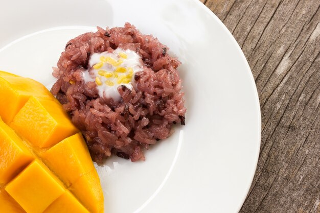 Mango con riso appiccicoso, dessert tradizionale della Tailandia.