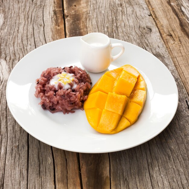 Mango con riso appiccicoso, dessert tradizionale della Tailandia.