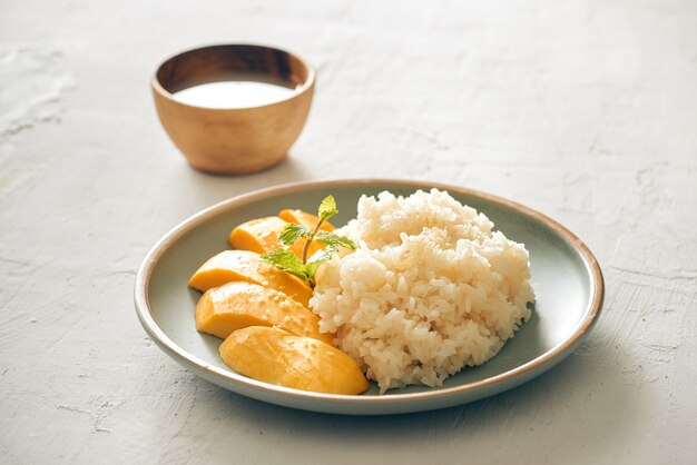 Mango con riso appiccicoso - popolare dolce tradizionale della Thailandia