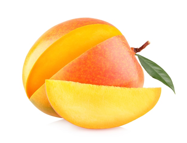 Mango con una fetta isolata su sfondo bianco