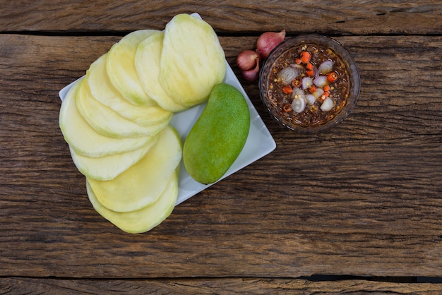 Mango crudo inacidito con salsa di pesce dolce